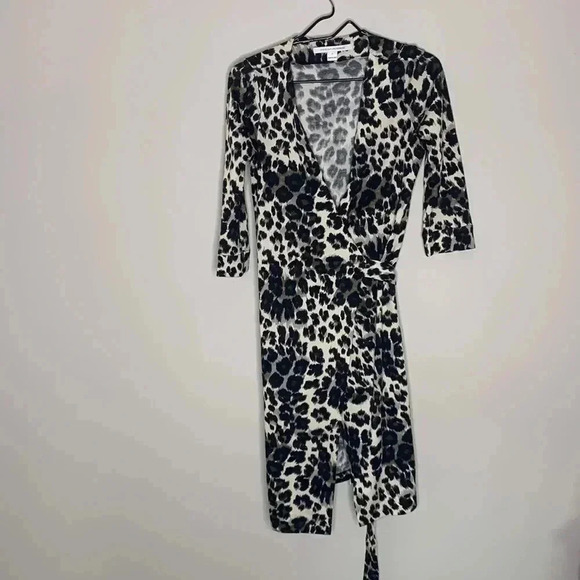 Diane von Furstenberg Julian Two Snow Leopard-Print Wrap Dress Size 2 - Picture 2 of 10